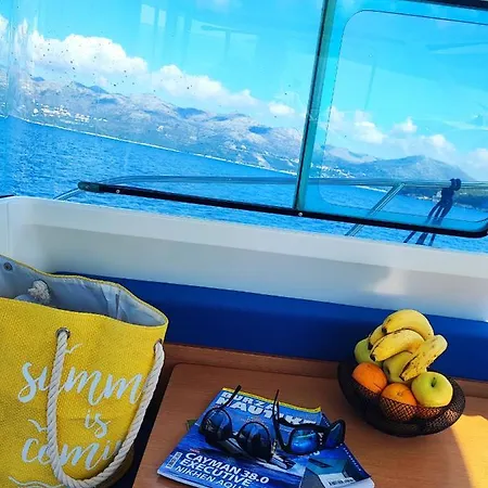 Private Boat With Skiper 보트호텔