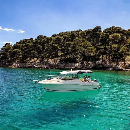 Private Boat With Skiper 보트호텔